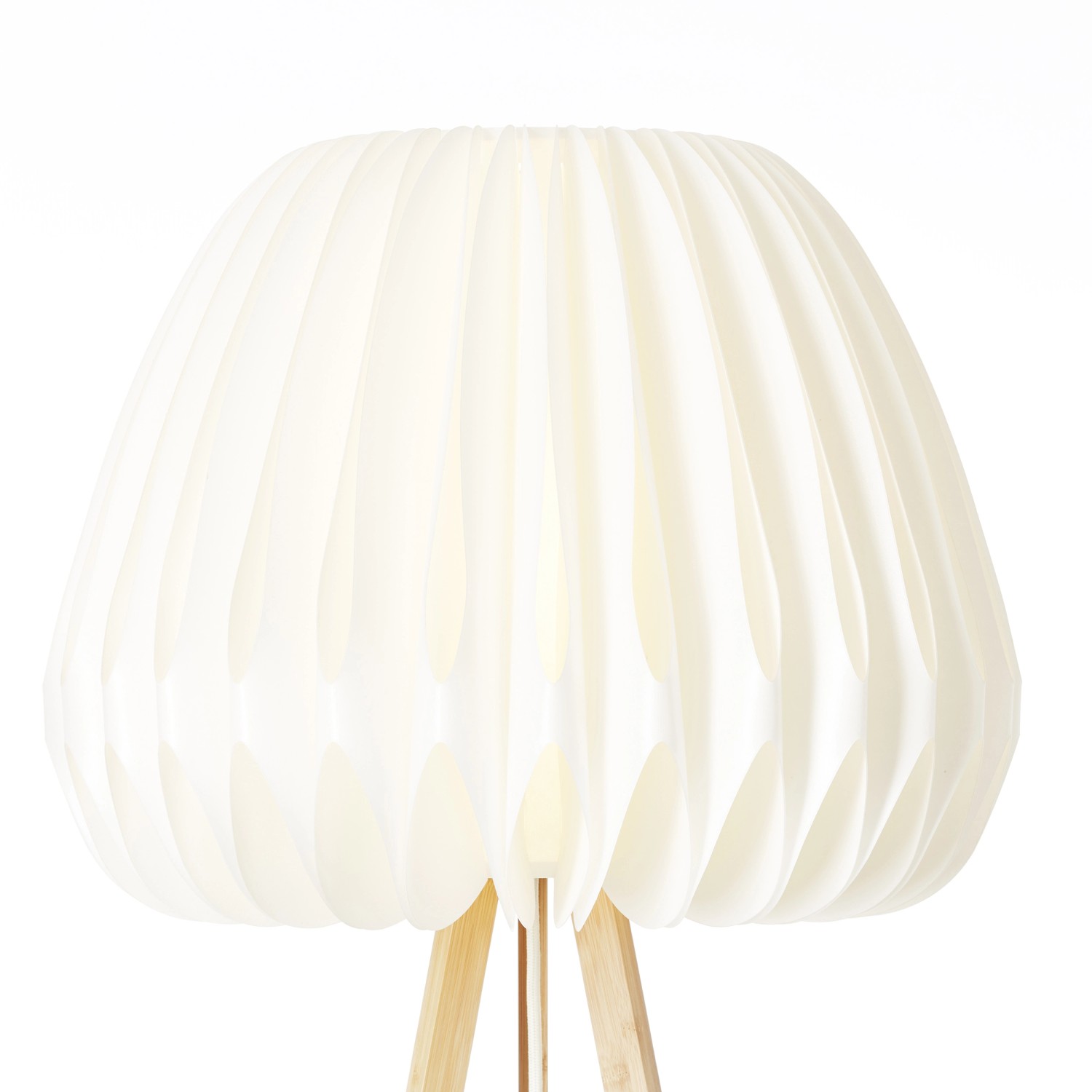 Dreibein-Stehlampe Inna: Helles Holzgestell mit weißem Schirm für gemütliches Licht.