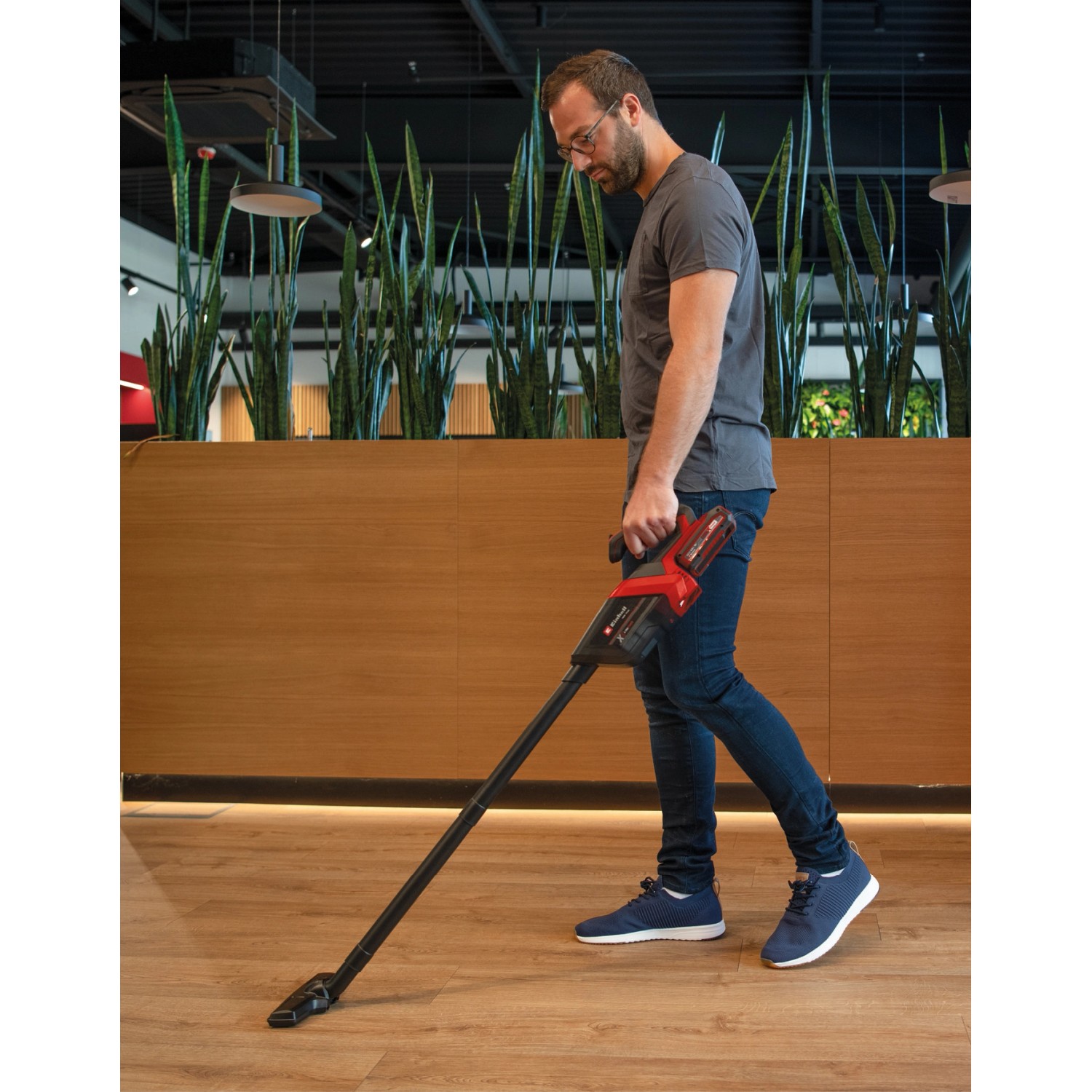 Einhell Akku-Handstaubsauger TE-HV 18/06 Li-Solo im Einsatz auf Holzboden.