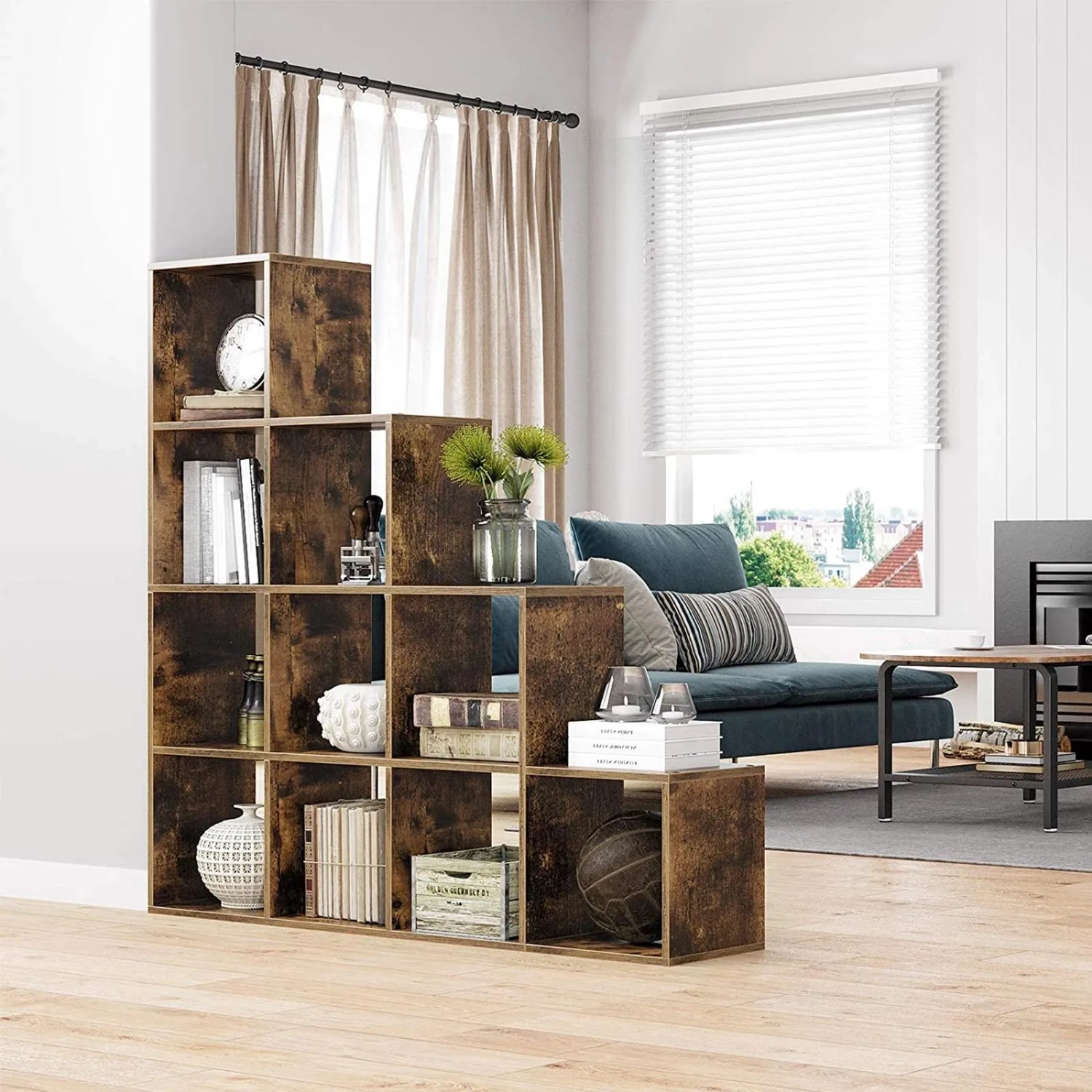Braunes Vasagle Bücherregal mit 10 Fächern als Raumteiler im Wohnzimmer.