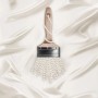 Schöner Wohnen Trendfarbe Pearl Farbtester mit Pinsel und Perlen auf Stoff.