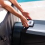Frau bedient Intex PureSpa Octagon Whirlpool mit Salzwassersystem, Detailaufnahme der Steuerung.