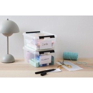 Zwei SmartStore Aufbewahrungsboxen Classic 2 l, transparent, gestapelt mit Bastelutensilien.