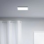 Quadratisches, weißes WiZ LED-Panel (30x30 cm) an einer Zimmerdecke.
