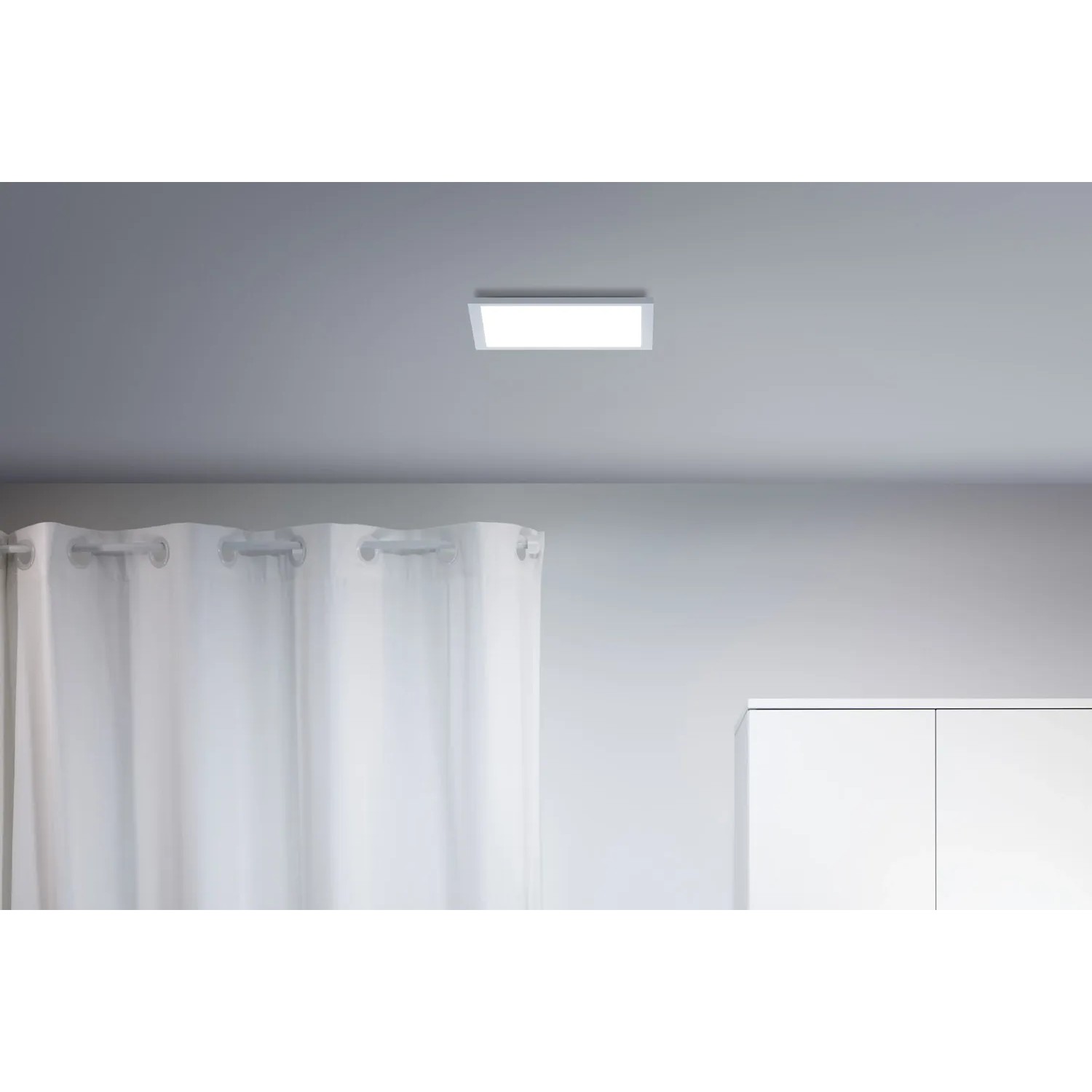 Quadratisches, weißes WiZ LED-Panel (30x30 cm) an einer Zimmerdecke.