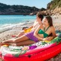 Bestway Badeinsel Fruits of Paradise (Ø 188 cm) mit Personen am Strand.