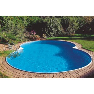 Summer Fun Stahlwandpool CANNES Achtform, 625x360x150cm, mit blauem Wasser und Leiter im Garten.
