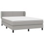 Helles Boxspringbett 140x200 cm mit Matratze und Kopfteil, Stoffbezug.