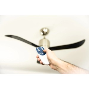 AIRERYDER Deckenventilator Loft Nickel-Schwarz mit Fernbedienung in Nutzung.