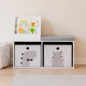 Weiße Kinderbank mit integriertem Bücherregal, grauem Sitzkissen und zwei Stoffboxen mit Tiermotiven für Spielzeug.