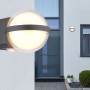 Moderne Globo Außenleuchte Illi aus Aluminium in Anthrazit, Ø 11 cm, an Hauswand.