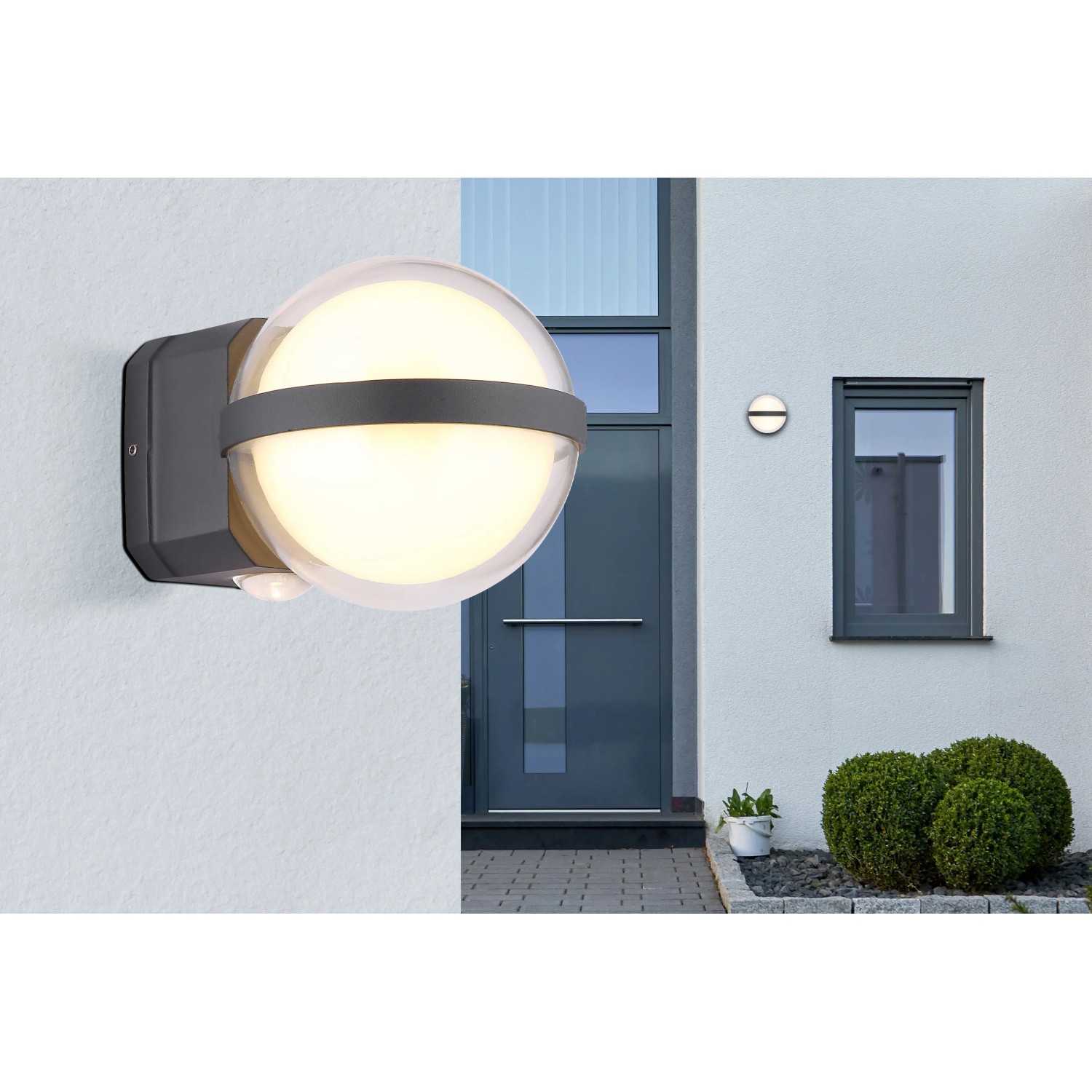 Moderne Globo Außenleuchte Illi aus Aluminium in Anthrazit, Ø 11 cm, an Hauswand.