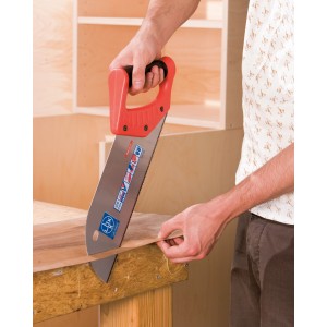 LUX Furniersäge Comfort im Einsatz: Mann sägt Furnier auf Werkbank. Handsäge mit rotem Griff.