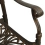 Detailansicht Armlehne und Sitzfläche des Bistro-Stuhls aus Aluminiumguss in Bronze des 3-tlg. Gartenmöbel Sets.