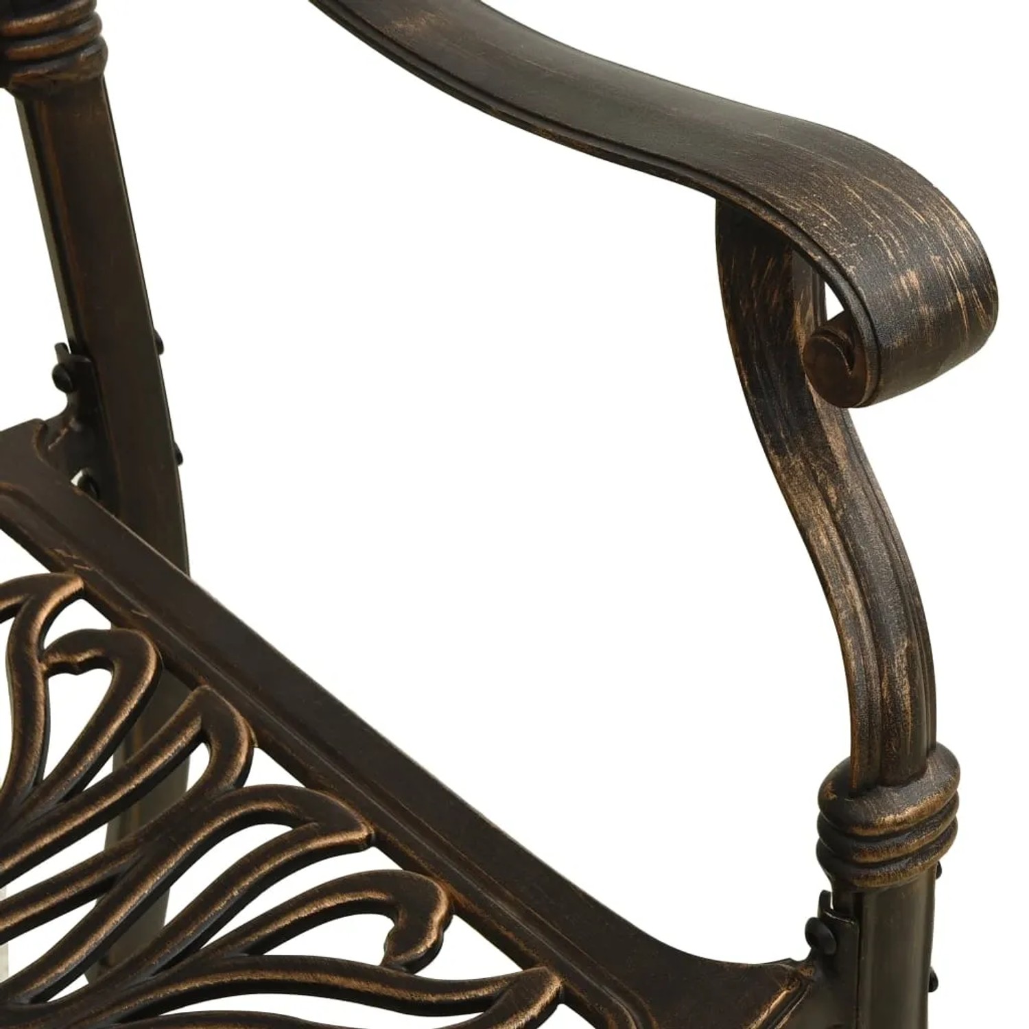 Detailansicht Armlehne und Sitzfläche des Bistro-Stuhls aus Aluminiumguss in Bronze des 3-tlg. Gartenmöbel Sets.