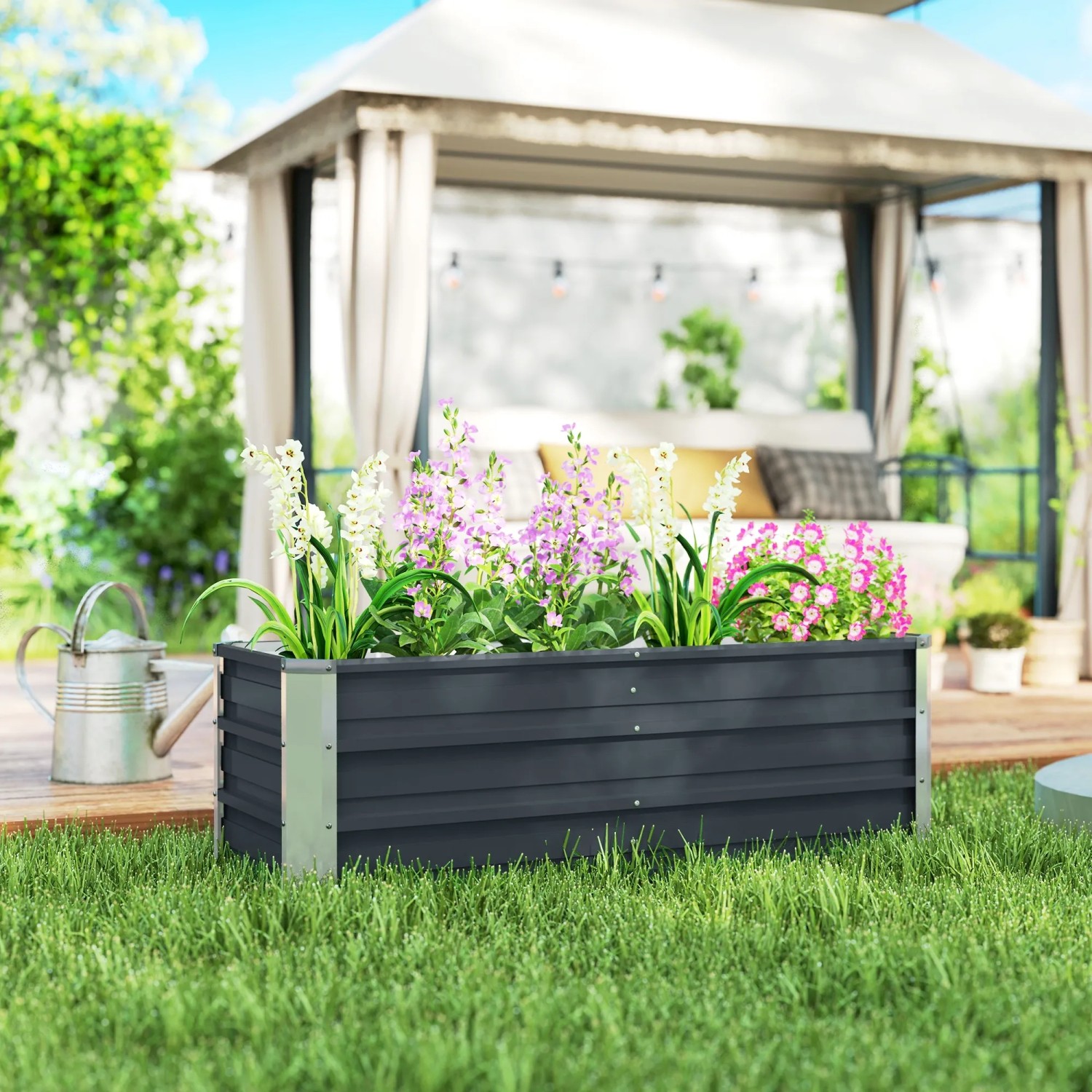 Outsunny Gartenbeet aus Stahl, kohlegrau, mit Blumen bepflanzt im Garten.