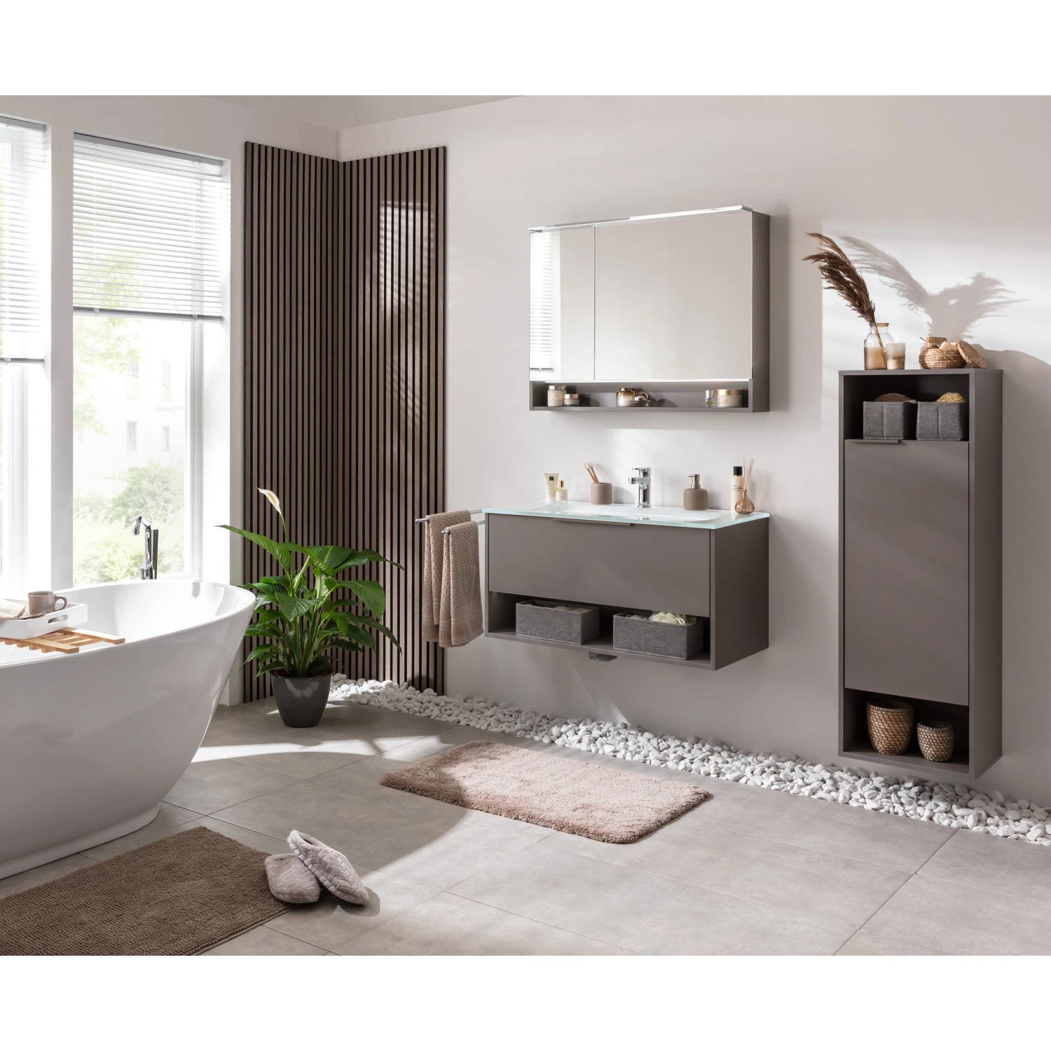 Modernes Bad mit Fackelmann Waschtisch-Set B.Paris in Cubanit Grau, Glasbecken und Spiegelschrank.