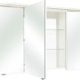 Pelipal Spiegelschrank Quantum 05, 120 cm, Weiß Hochglanz, mit geöffneter Tür und Glasböden.