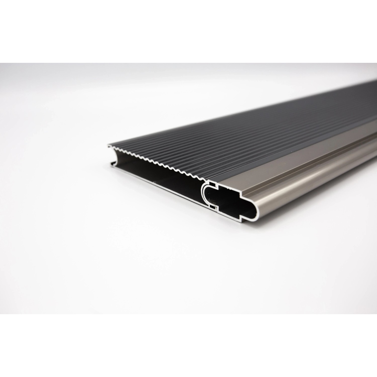 Pura Federprofil, 200 cm, aus Aluminium in Edelstahloptik für Zaunbau & Sichtschutz.