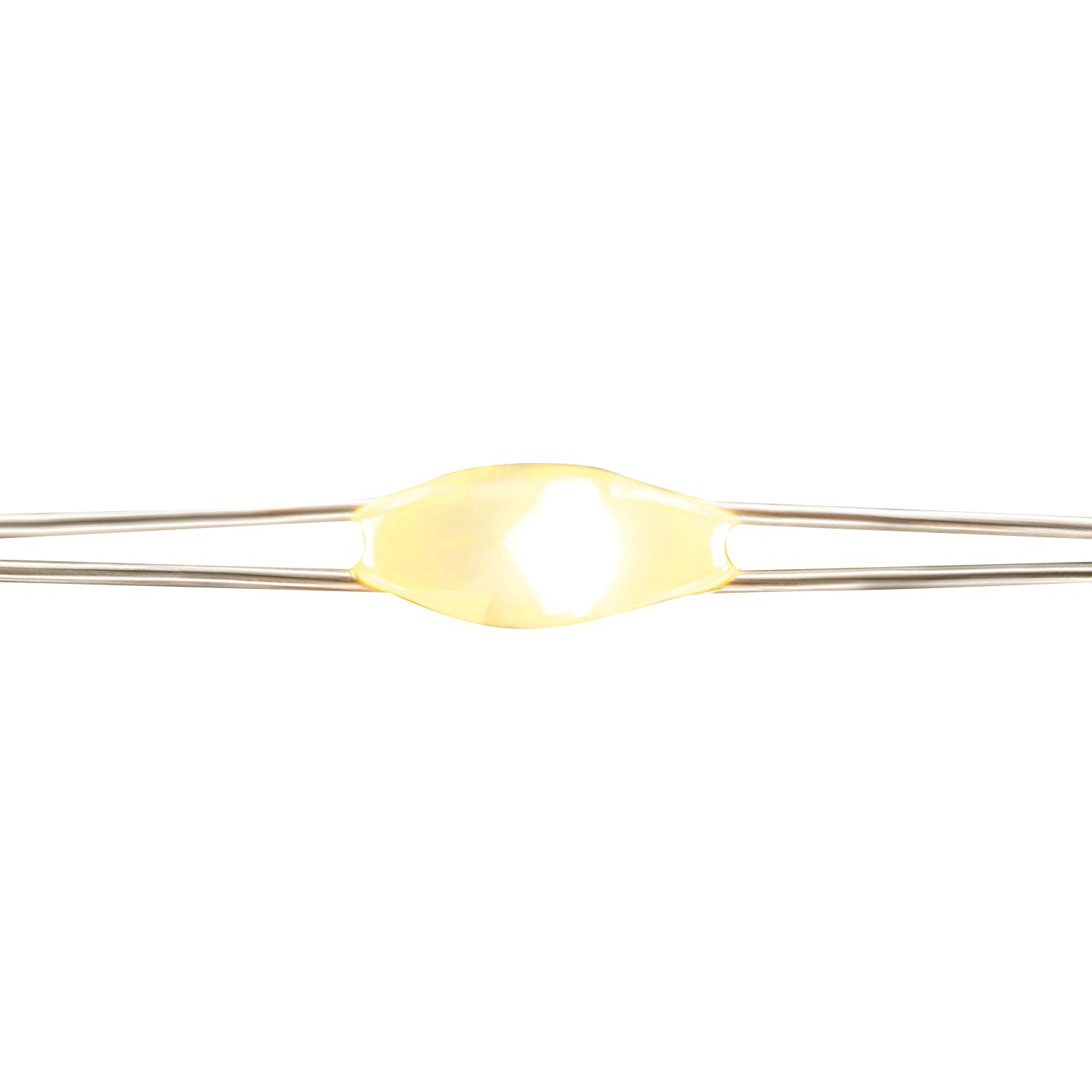 Detailaufnahme: Warmweiße LED der Drahtlichterkette mit silbernem Kabel.