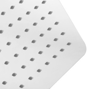 Detailaufnahme der eckigen Kopfbrause des PaulGurkes Unterputz Duschsystems mit Antikalkdüsen.