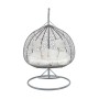 Grauer Vente-unique Hängesessel Cayambe aus Polyrattan, 2-Sitzer, mit weißen Kissen und Standfuß.