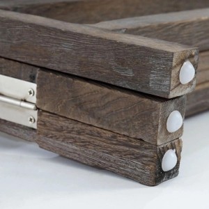 Nahaufnahme des braunen MCW Pflanzregals aus Paulowniaholz. Zeigt die Klappfunktion, Shabby-Look und weiße Bodenschoner.