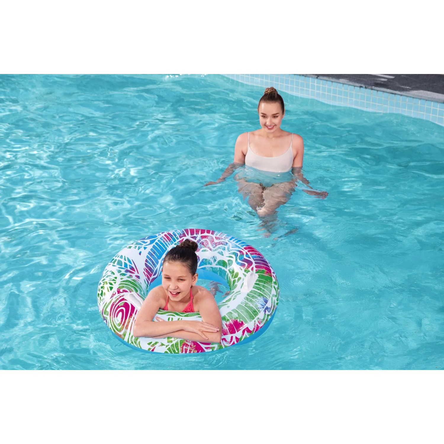 Mädchen im Pool mit Bestway Schwimmring Summer Swirl, Ø 80 cm, Mandala-Design.