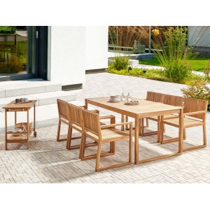 Beliani Gartentisch Set SASSARI II, heller Holzfarbton, mit Tisch und 6 Stühlen auf einer Terrasse.