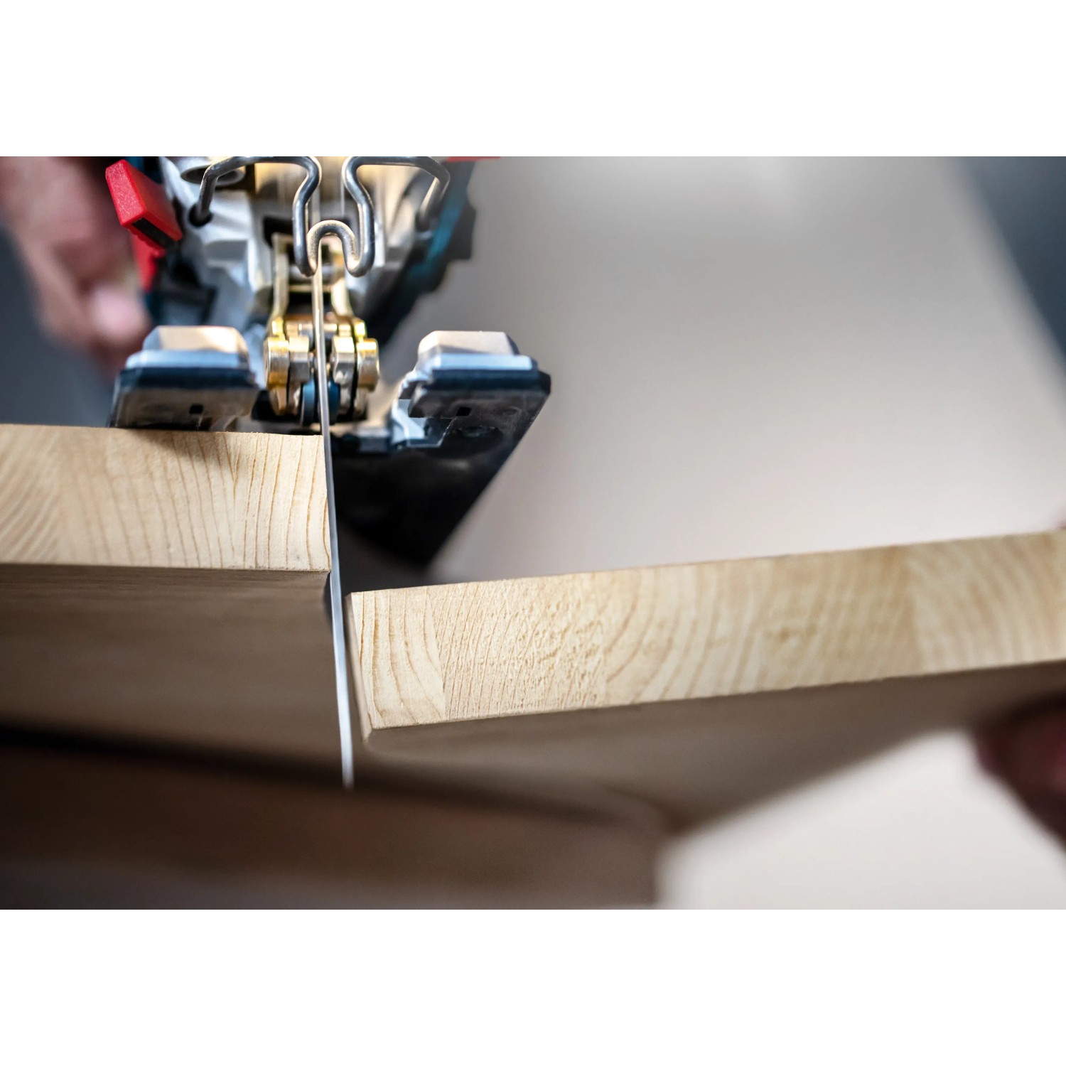 Bosch Expert Stichsägeblatt T308BO im Einsatz beim Holzsägen für ausrissfreie Schnitte.