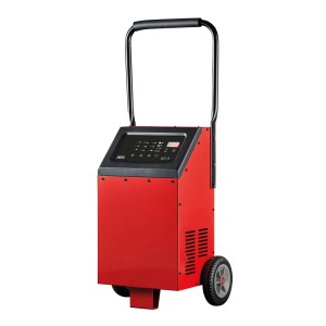 Rotes AEG Werkstatt-Ladegerät LT 60 A mit Display und Tragegriff. Mobiles Batterieladegerät für Auto.