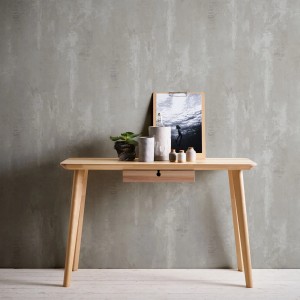 Helles Zimmer mit Bricoflor Industrial Tapete in Hellgrau Beton Optik hinter Holztisch mit Deko.