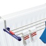 Leifheit Universaltrockner Quartett am Heizkörper mit Wäsche, ideal für kleine Wäschestücke.