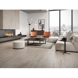 Verlegtes Cersanit Feinsteinzeug Timberfox in Holzoptik, matte Bodenfliesen im Wohnraum mit Kamin und Möbeln.