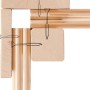Detailaufnahme der Eckverbindung eines unbehandelten Karibu Holz-Gartenhauses mit Schrauben.
