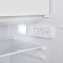 Innenansicht Telefunken Einbaukühlschrank mit LED-Beleuchtung und Temperaturregler.