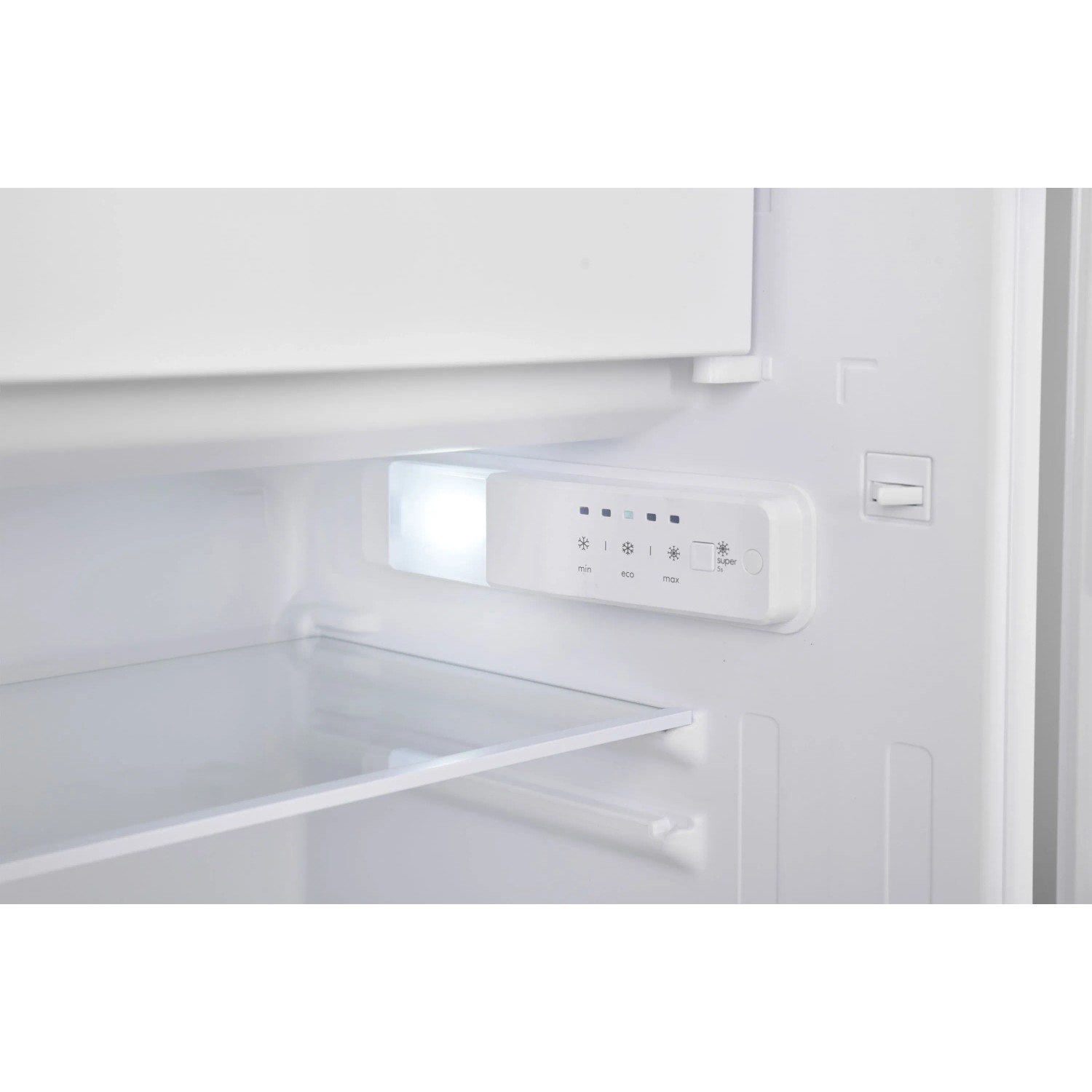 Innenansicht Telefunken Einbaukühlschrank mit LED-Beleuchtung und Temperaturregler.