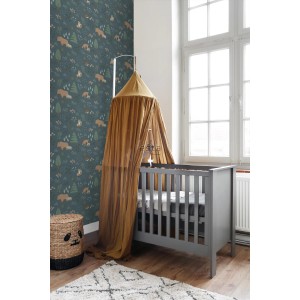 Graublaue Vliestapete mit Waldtieren wie Bären und Füchsen im Kinderzimmer. Dekorative Tapete mit Naturmotiv.
