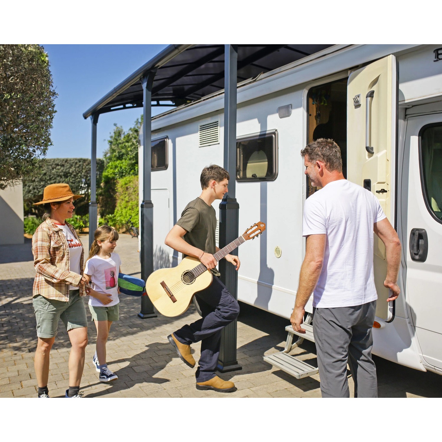 Canopia Carport Arcadia Alpine 5000 in Anthrazit mit Familie und Wohnmobil.