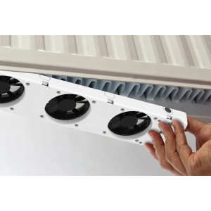 SpeedComfort Heizkörperventilator Mono-Set (50-70cm) wird an einem Heizkörper montiert.