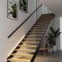 Paulmann MaxLED Stair LED-Strip-Erweiterung: Moderne Holztreppe mit warmweiß beleuchteten Stufen für stilvolle Treppenbeleuchtung.