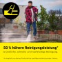 Mann reinigt Steintreppe mit Kärcher eco!Booster 145 Flächenreiniger für K5 Hochdruckreiniger.