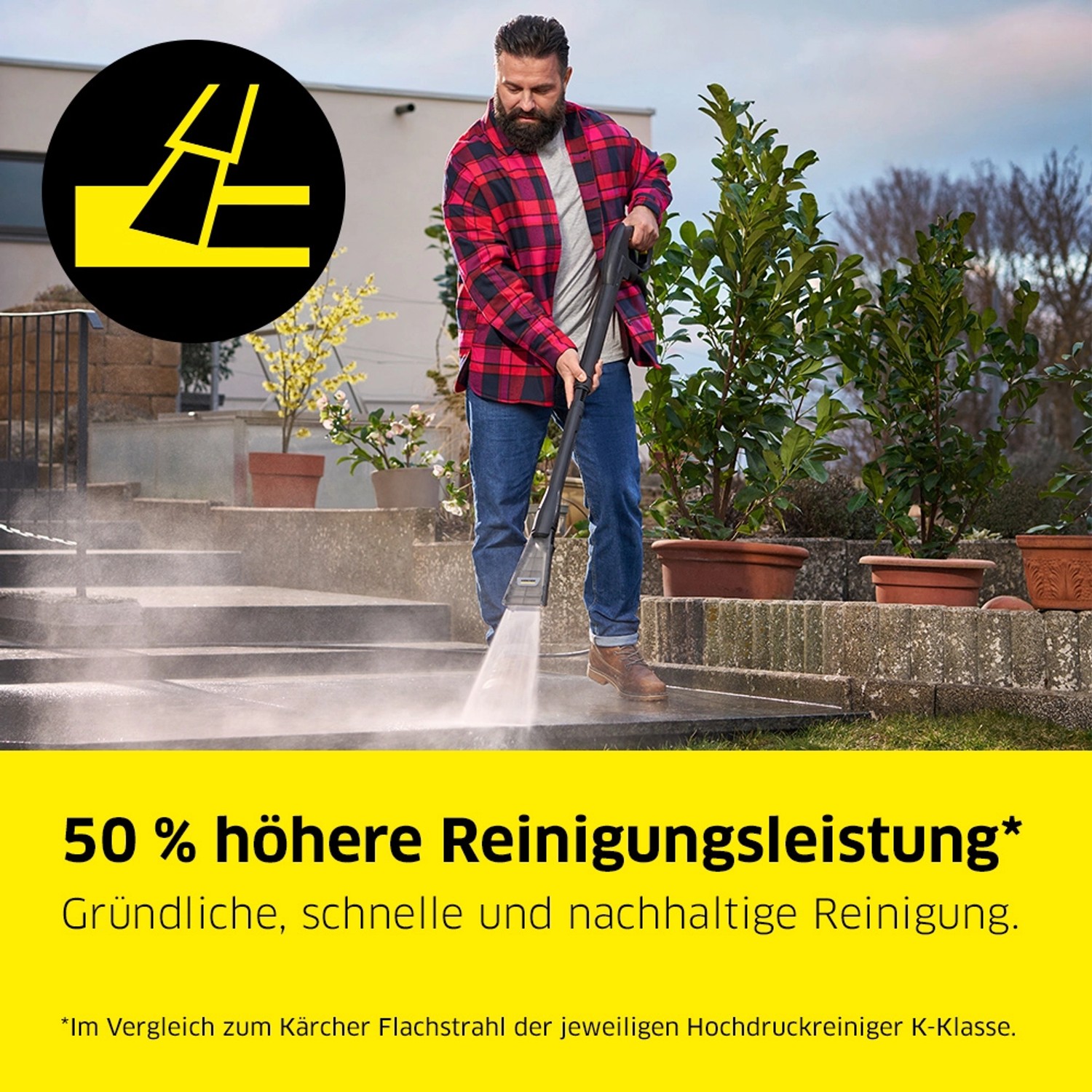 Mann reinigt Steintreppe mit Kärcher eco!Booster 145 Flächenreiniger für K5 Hochdruckreiniger.