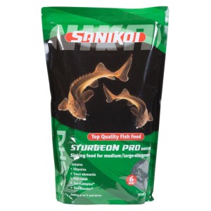 Grüne SaniKoi Sturgeon Pro Green 6 mm 3 l Packung sinkendes Störfutter mit Stör-Motiv und sichtbaren Pellets.