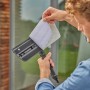 Gardena Cleansystem Fensterwischer mit Mikrovlies und Abziehlippe in Verwendung.