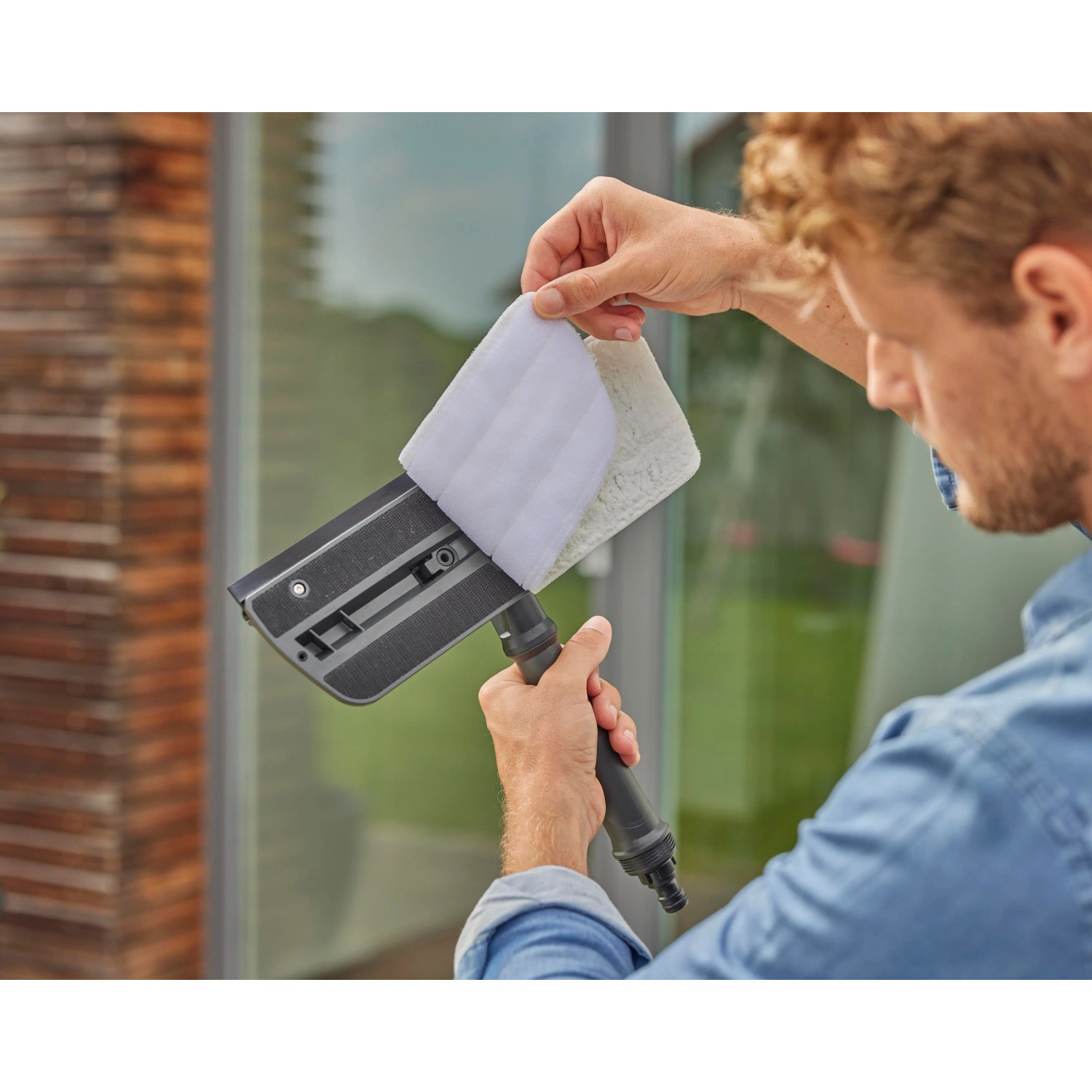 Gardena Cleansystem Fensterwischer mit Mikrovlies und Abziehlippe in Verwendung.