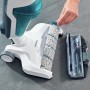 Leifheit Akku-Saugwischer Regulus Aqua PowerVac mit entnehmbarer Bürste und Tank.