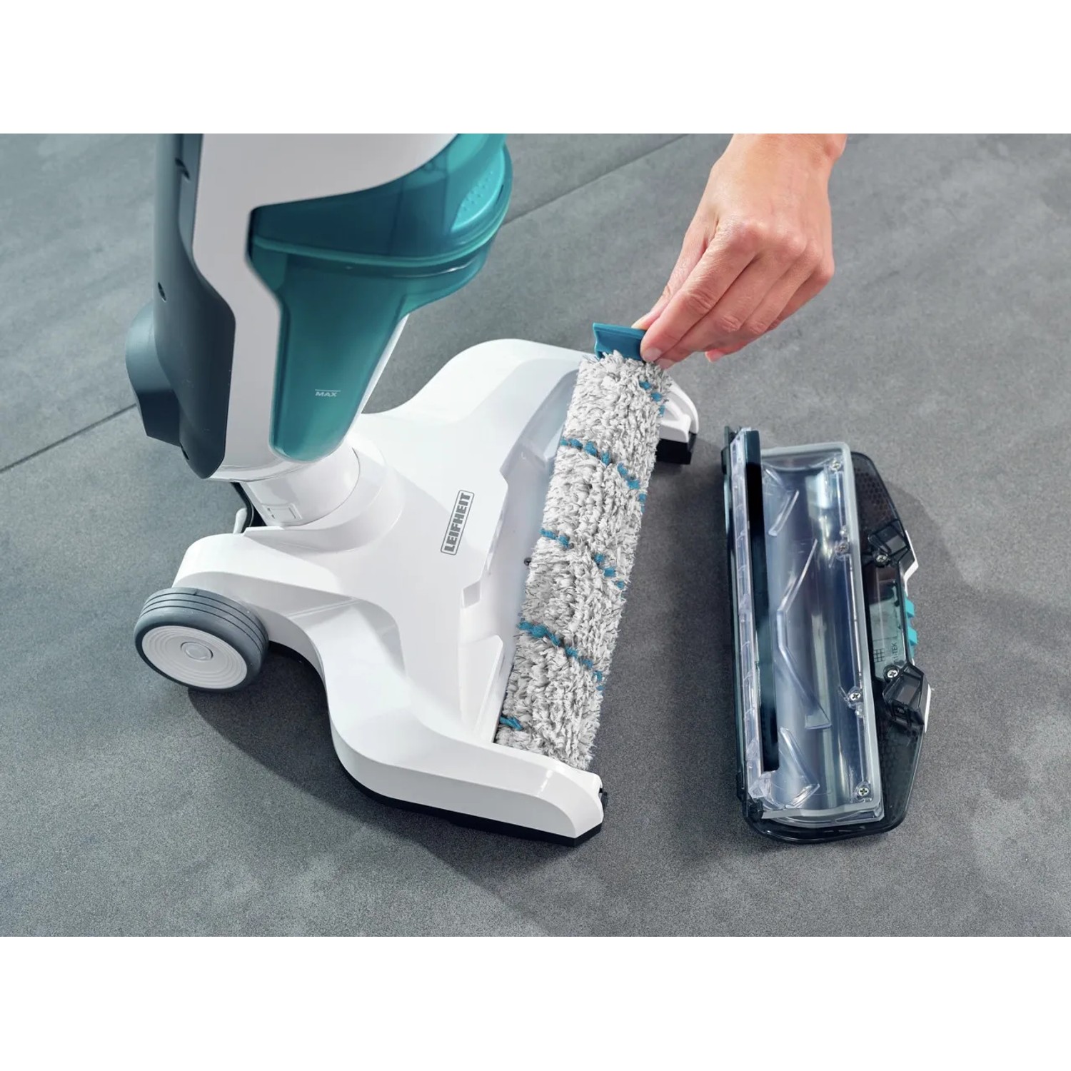 Leifheit Akku-Saugwischer Regulus Aqua PowerVac mit entnehmbarer Bürste und Tank.