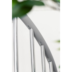 Detailaufnahme: Geländer der Minka Außentreppe Rondo Zink Smart, verzinkte Metallstäbe.