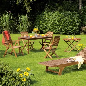Gartenmöbel-Set Greenville: Klappstuhl, Tisch, Liege aus FSC®-Eukalyptusholz im Garten.