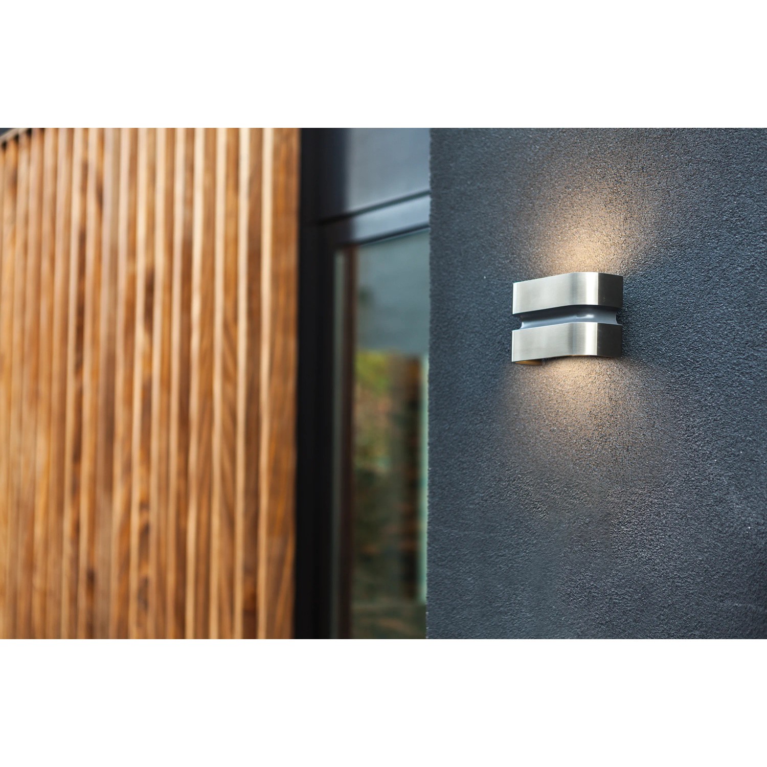 Moderne Lutec LED-Außenwandleuchte Maya in Edelstahloptik mit Up & Down Lichteffekt.